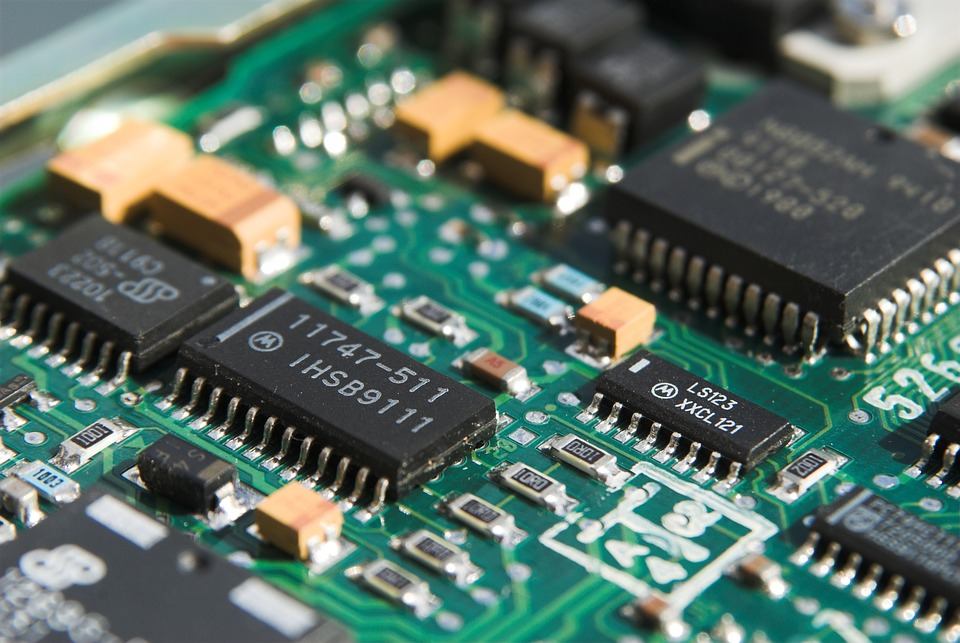 Detail desky plošných spojů s elektronickými součástkami