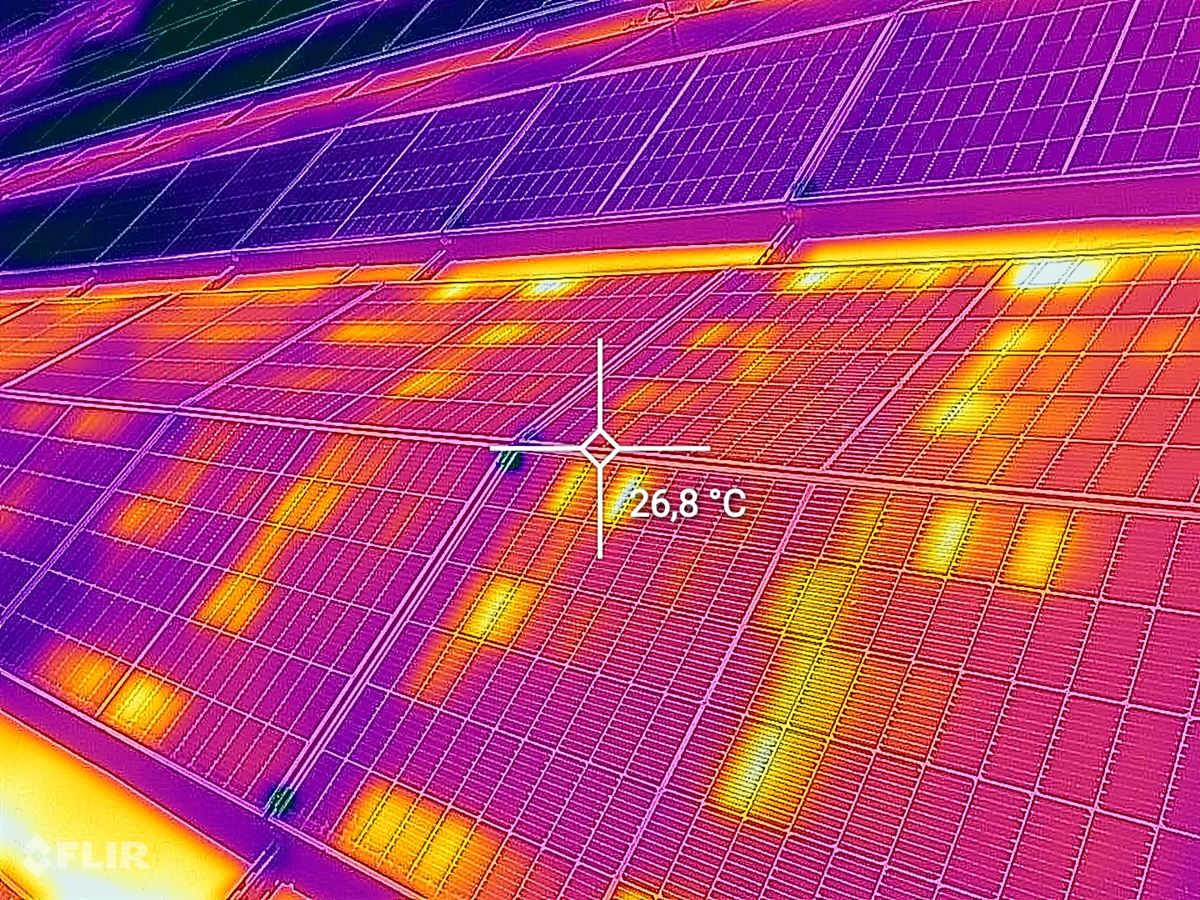 Termosnímek stringu fotovoltaické elektrárny s mnoha hot-spoty způsobenými poruchou střídače