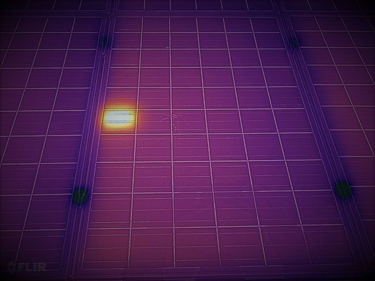 Termosnímek nového solárního panelu s přehřátým článkem způsobeným výrobní vadou pájení